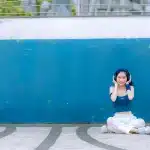 Modelo anónima y equipo creativo en una sesión de moda en una calle de Lagos