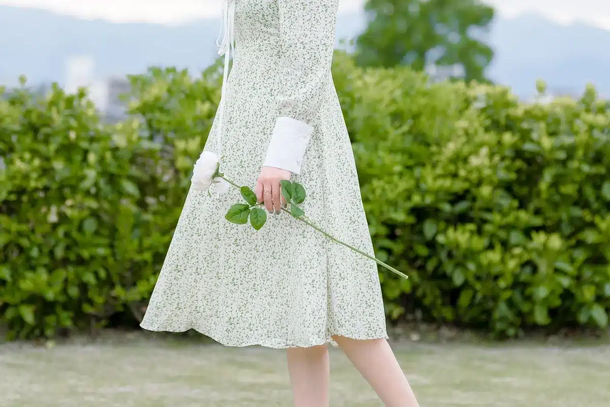 Vestido de flores con chaqueta de ante y flecos y botines en tonos tierra