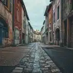 Siluetas dobles en callejón urbano con telaraña y reflejos