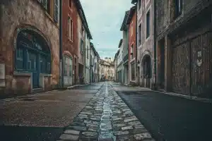 Siluetas dobles en callejón urbano con telaraña y reflejos
