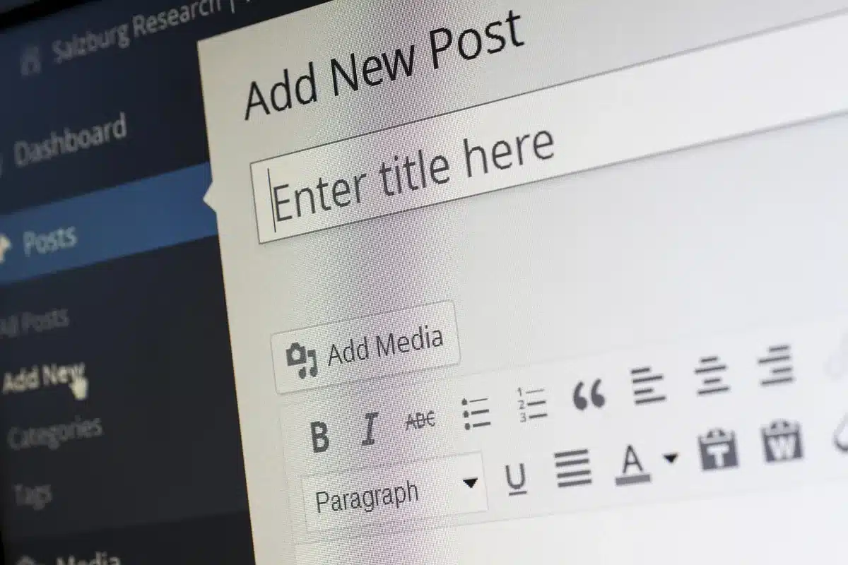 Ilustración de una marca digital (watermark) sobre archivos multimedia