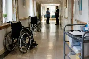 Tamaño de residencia de mayores influye en la seguridad de los residentes, según estudio