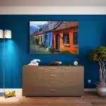 Televisor genérico en salón con mando y catálogo de ofertas sobre mueble