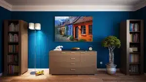 Televisor genérico en salón con mando y catálogo de ofertas sobre mueble