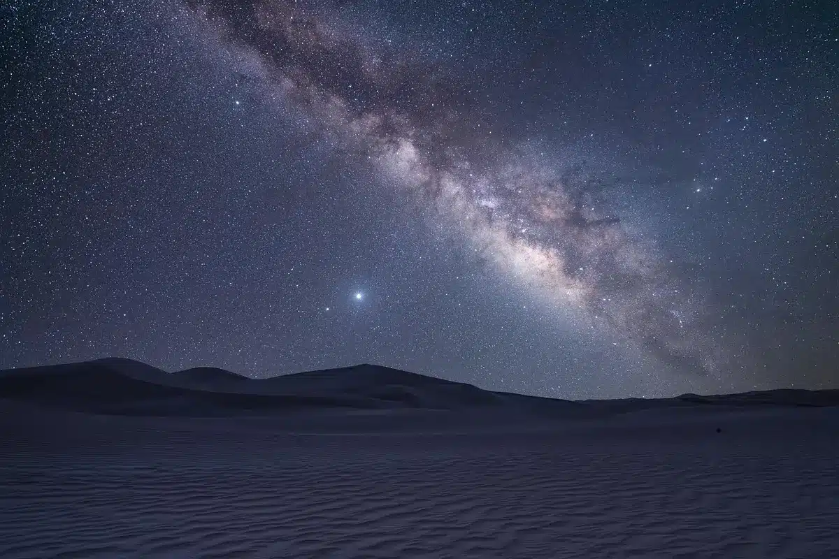 Paisaje desértico amplio que evoca Arrakis en el tráiler