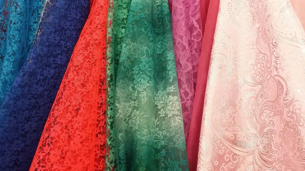Detalle de tejidos: terciopelo, brocado y bordados en colección de moda