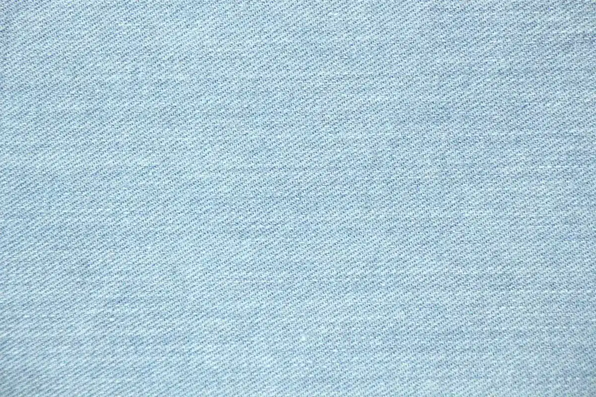 Detalle de vaqueros de tiro alto y pernera recta en denim estructurado