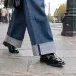 Vaqueros con vuelta XXL triunfan en el street style de París