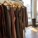 Vestidos marrones: compra clave de la temporada y nuestros favoritos