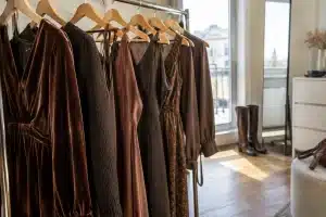 Vestidos marrones: compra clave de la temporada y nuestros favoritos