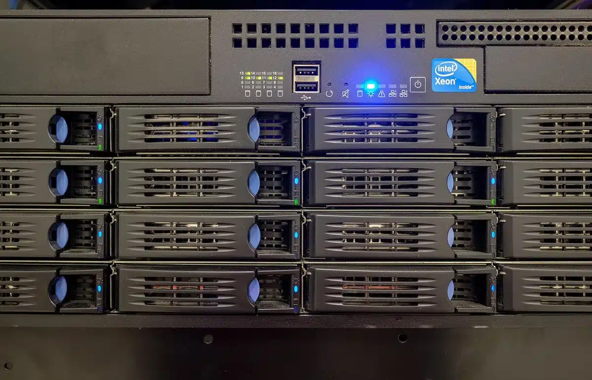 Ilustración de servidores en la nube representando descarga de Windows