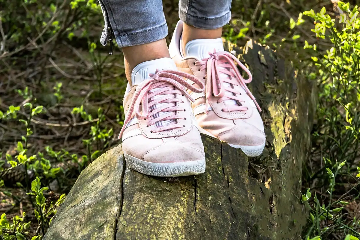 Detalle de cuero y serraje en la superficie de varios zapatos
